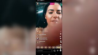 Nicks Vieira dançando de farol aceso em live