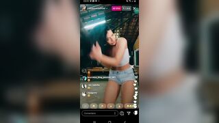 : Nicks Vieira dançando de farol aceso em live #3