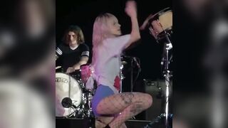 : Id clap Hayley Williams' cheeks like those bongos #3