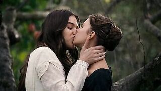 : This gorgeous lesbian kiss from Hailee Steinfeld is enough to make me hard #2