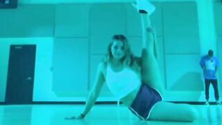 : Addison Rae hitting the splits #2