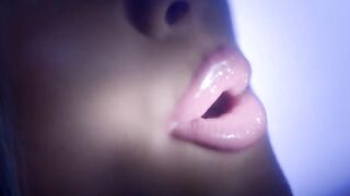 : Ariana Grande‘s lips #4