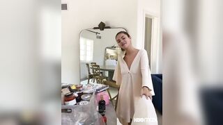 Selena’s boobs jiggle