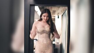 : Hailee Steinfeld showing off her perfect hourglass figure. #4