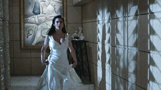 : Jennifer Connelly's hour glass figure and wobbly cleavage #2