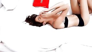 : Gal Gadot when you tell her that her husband is texting you, asking where she is... #2