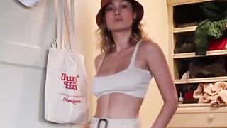 How Brie Larson arrives to her gangbang