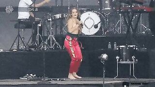 : Tove Lo flashing her tits at the concert #2