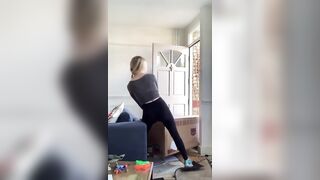 : 'The Witcher' star Freya Allan aka Ciri playing with her big box #4