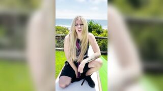 : Avril Lavigne Still looks 10/10 in 2021 #4