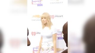 Taylor Swift tit jiggle