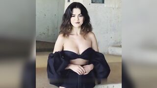 : Selena Gomez: Eye-Contact Challenge #4