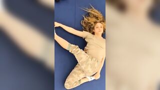 OMG Shakira stretching out she's so fucking hot????????