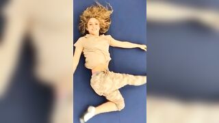 : OMG Shakira stretching out she's so fucking hot???????? #4