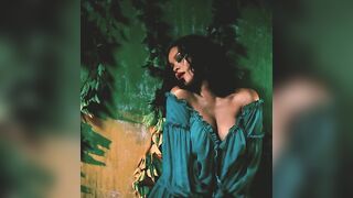 Rihanna in 'Wild Thoughts' music video!