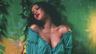 Rihanna (jiggling)
