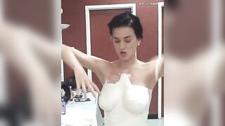 Katy Perry’s Boob Molding