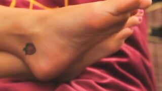 : Katy Perry - Close up of her soles in a NRJ commercial #3